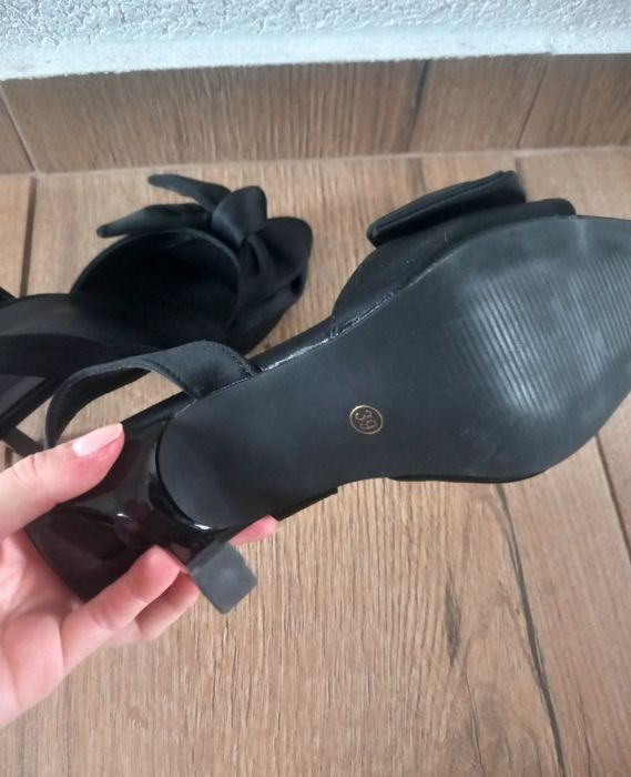 Szpilki na obcasie piękne nowe 39