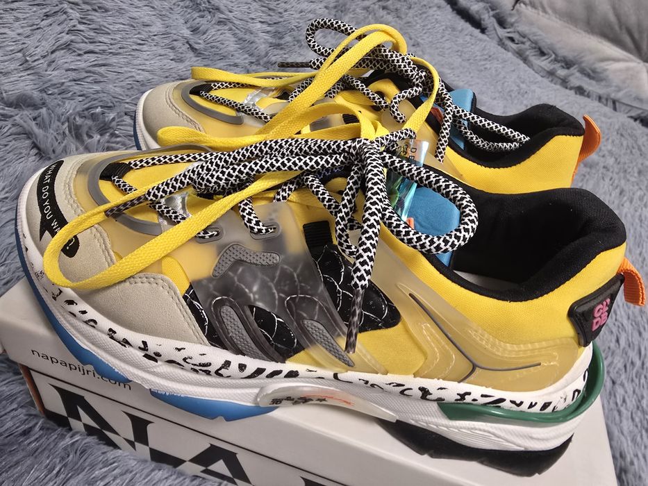 Модні яскраві кросівки інстаграмні