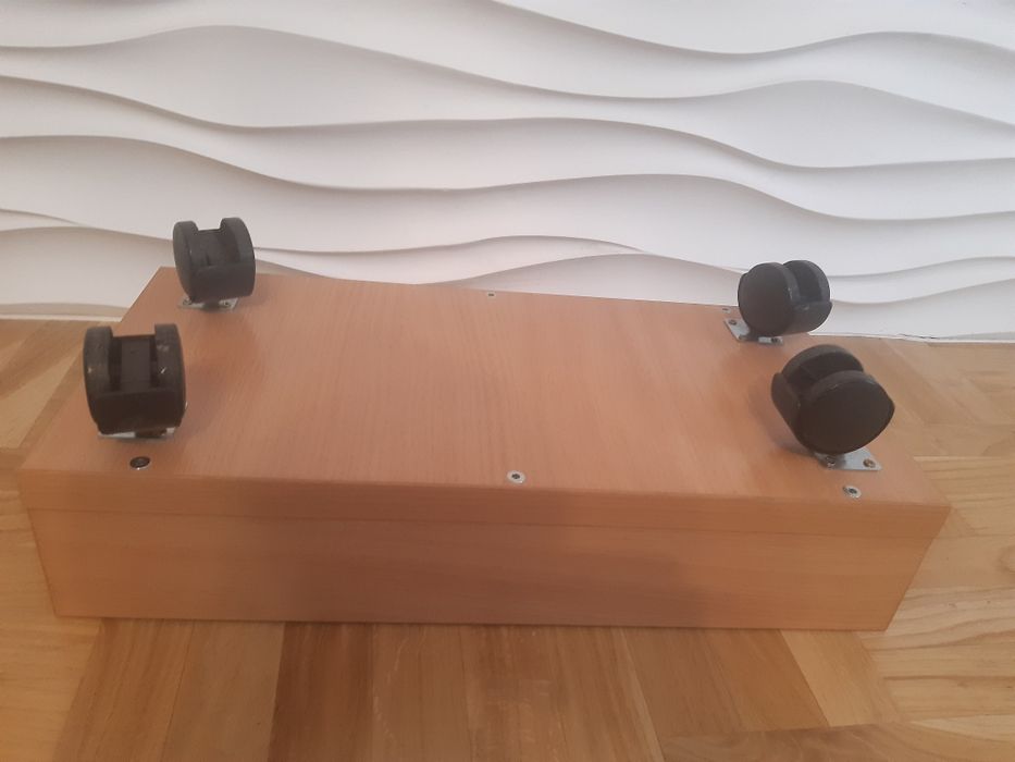 Podstawka pod komputer z kółeczkami