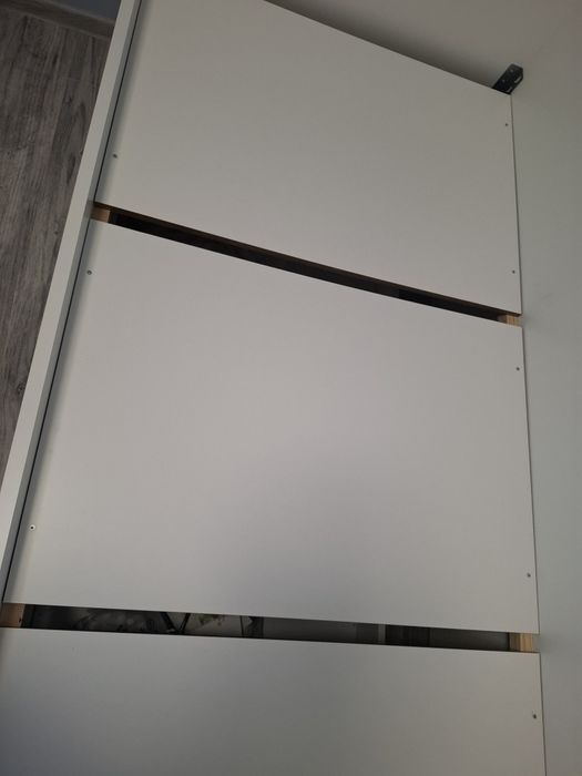 Białe łóżko z szufladami