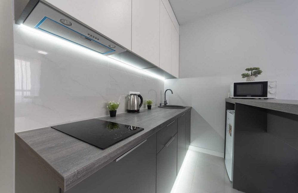 Подобова оренда- комфортна студія з ремонтом, біля метро. Світло 24/7.