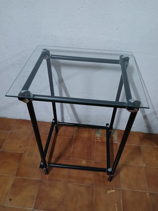 Mesa em tubo e vidro.