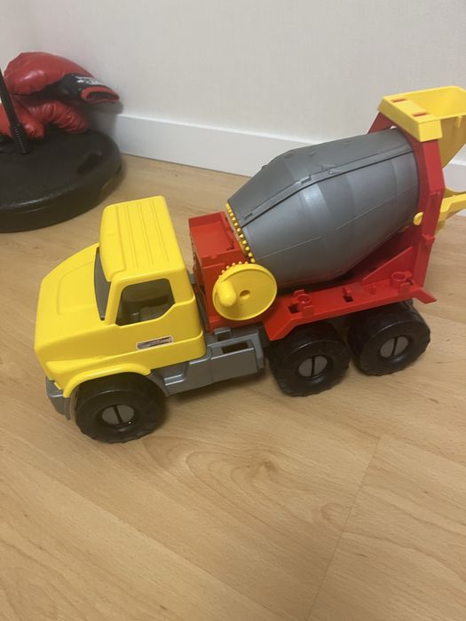 Іграшка машина бітонозмвшувач