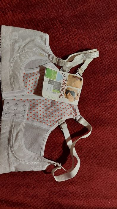 Biały gorset do unoszenia piersi