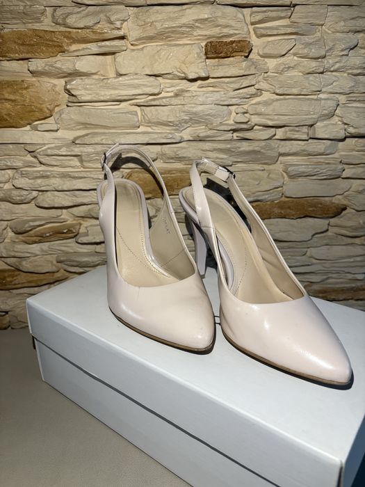 Skórzane buty na obcasie z otwartą piętą, koloru pudrowego różu.