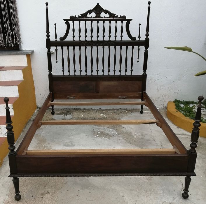 cama de madeira com estrado, 197x138x37, cabeceira 157 cm.
