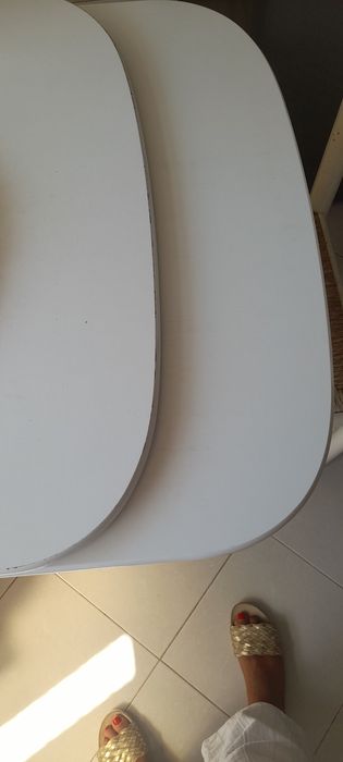 Mesa de cozinha extensivel ate 1,55m. Quatro cadeiras e um banco.