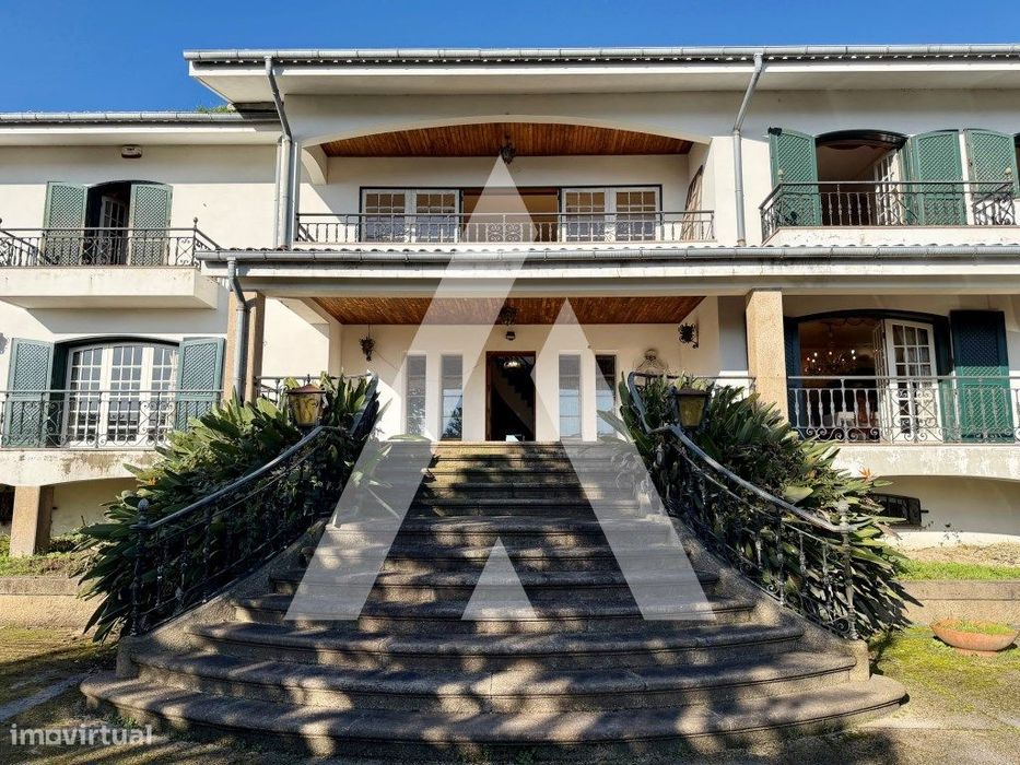 Moradia de Prestígio com 10.800 m² de Terreno em Guimarães.