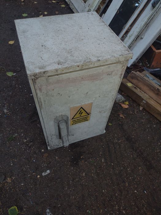 Skrzynka elektryczna z licznikiem elektrycznym