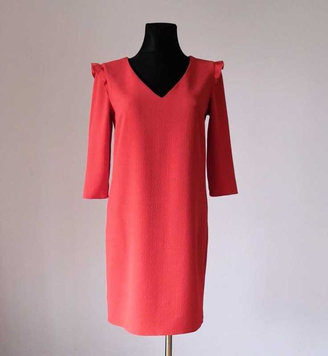 Czerwona sukienka dekolt serek z falbankami na ramionach promod