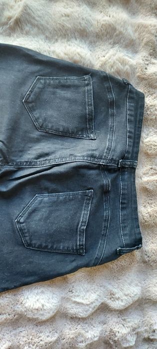 Sprzedam czarne dżinsy