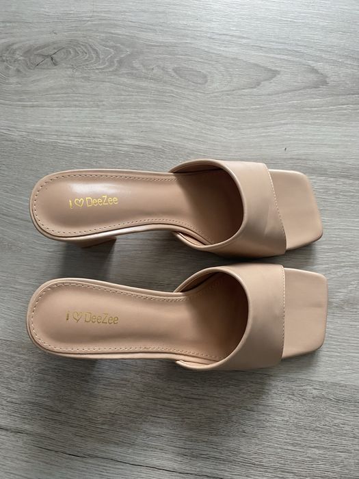 Klapki kolor nude r. 39 DeeZee