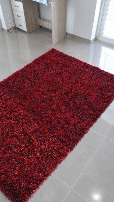 Tapete preto e vermelho