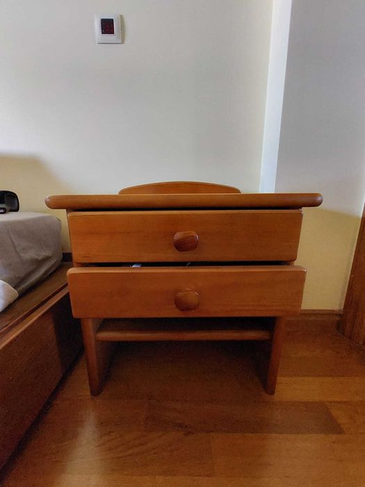 1 Und. Mesa de Cabeceira - CERNE - MADEIRA MACIÇA