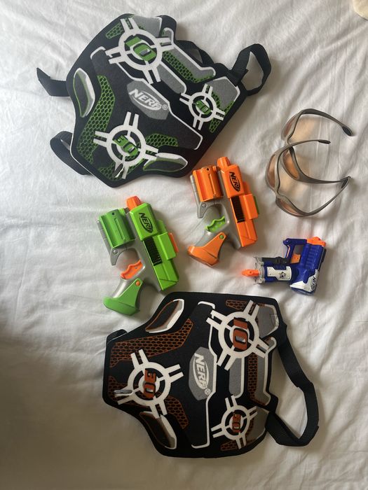 Conjunto de armas da Nerf, com colete e ocúlos.