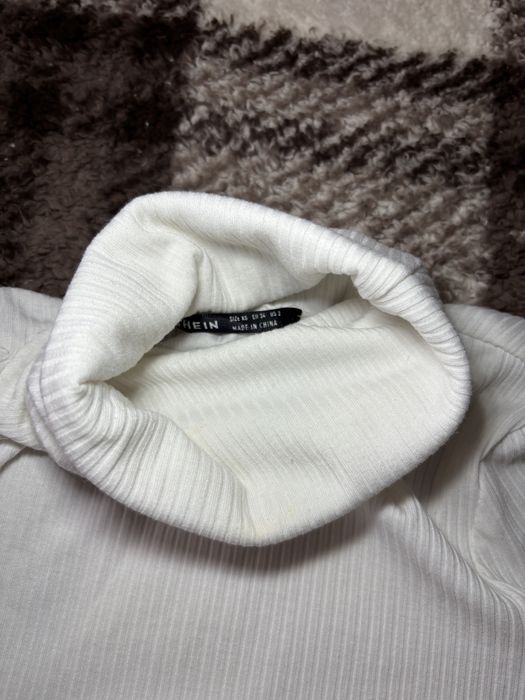 Biały prążkowany golf basic