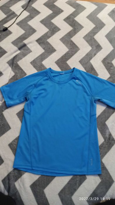 niebieska koszulka trekkingowa Quechua