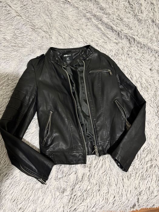 Шкіряна куртка для дівчинки