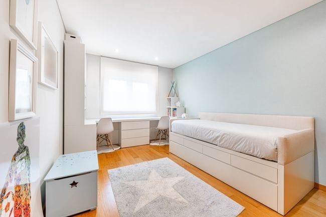 Cama lacada c/ cabeceira estofada e gavetoes e colchao EMMA