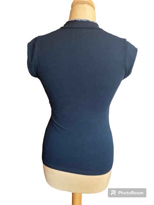 Czarna koszulka z dekoltem