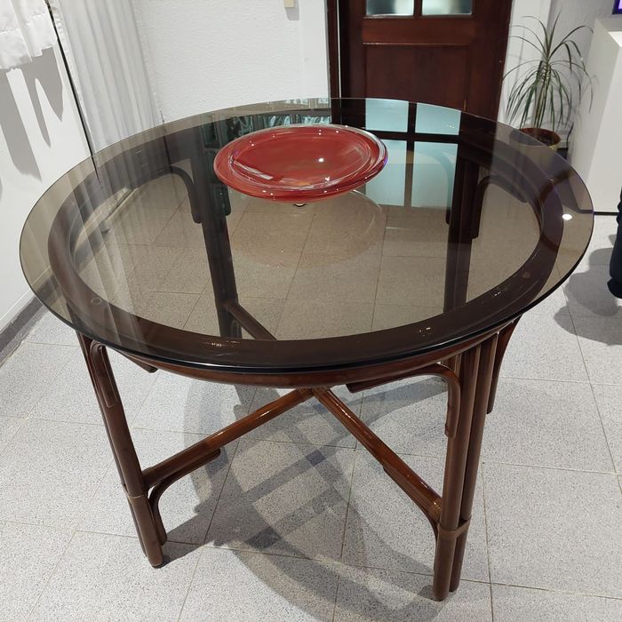 Mesa de jantar de madeira e vidro