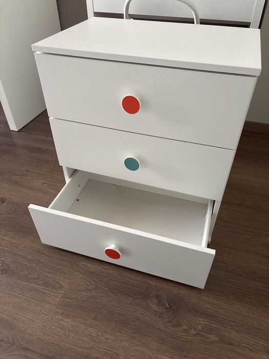 Mesa de cabeceira / comoda criança IKEA