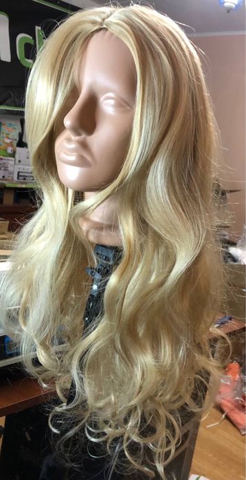 Перуки.Ящик з перуками