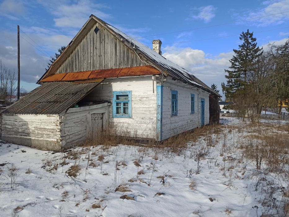 Продам хату з надвірними будівлями.