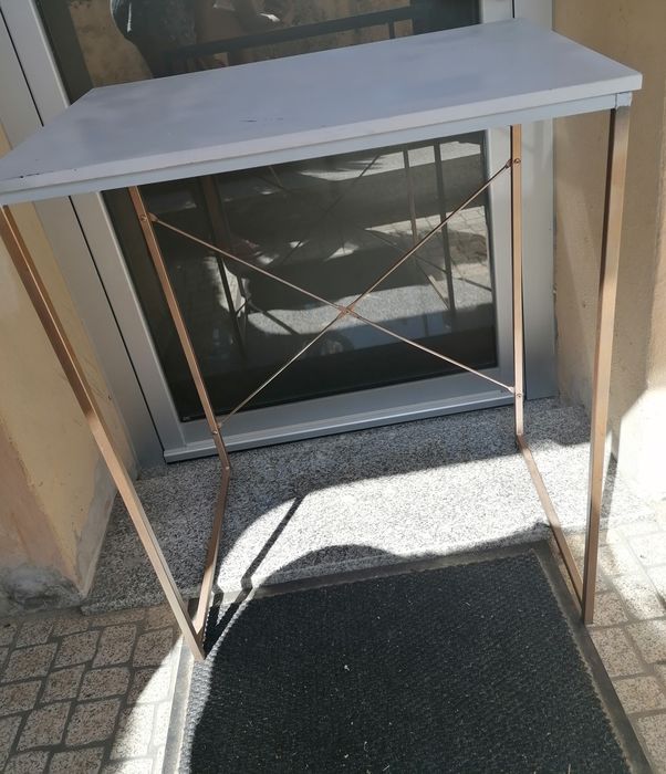 Secretaria branca com dourado