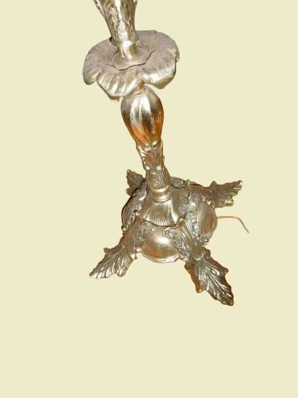 Candeeiro antigo de pé alto em latão. 90 €