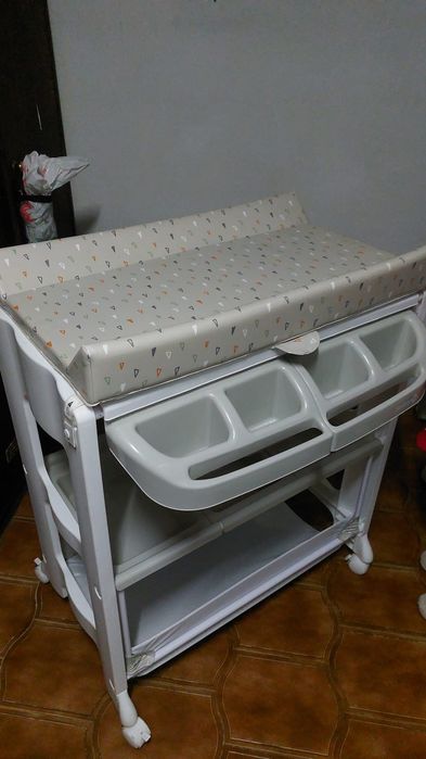 Vendo banheira c/muda fraldas bebé