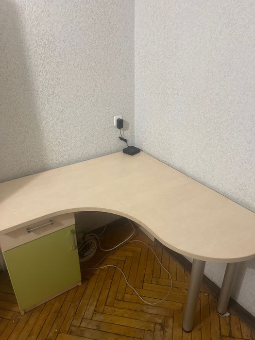 Дитяче ліжко з шафою та стіл