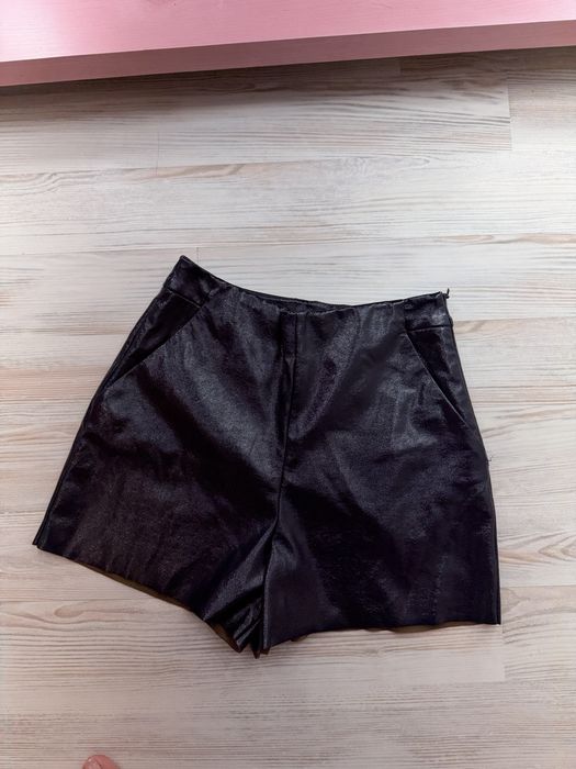 Шорти zara екошкіра шкіряні лакові короткі  S
