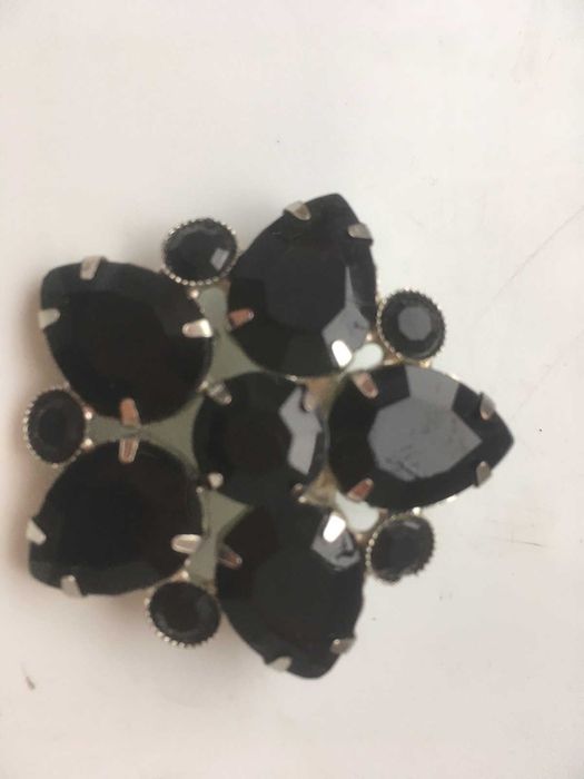 Броши разные: винтаж и современные.