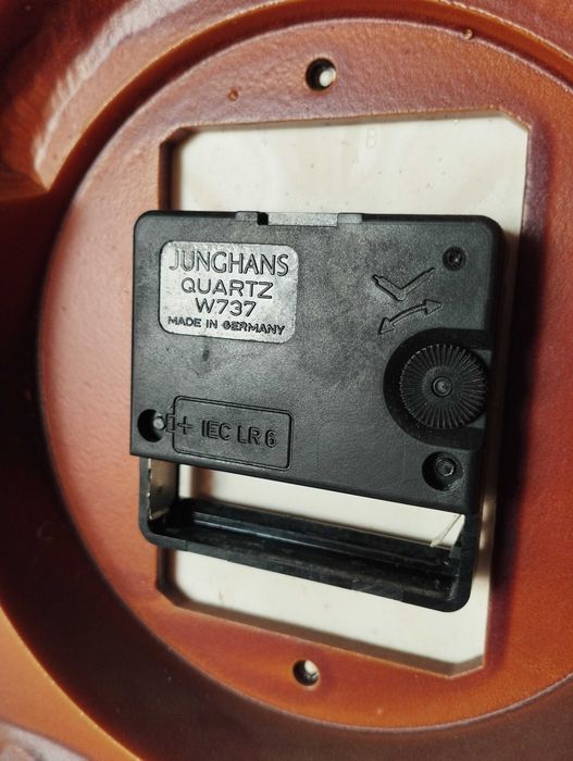Relógio de parede vintage em relevo, não funciona