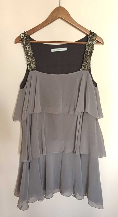 ZARA Basic. Elegancka sukienka z falban.
L / 40 / 12