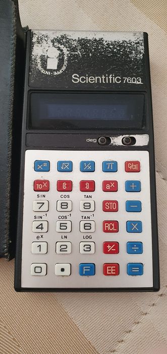 Material de musica e uma calculador clasico mais 40 anos