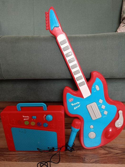 Oddam zabawkową gitarę