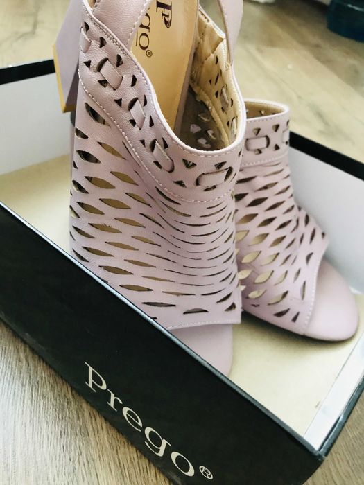 шкіряні босоніжки