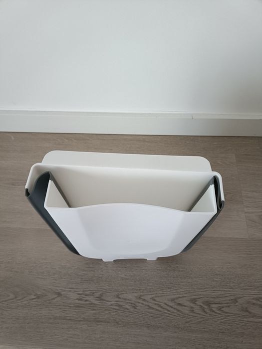 Balde do lixo extensível branco e cinza