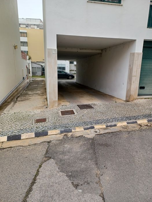 Arrenda-se Garagem Box / Armazém