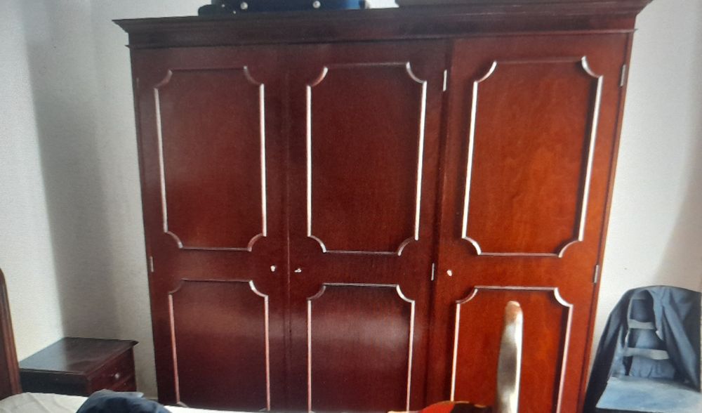 Roupeiro antigo,com três portas e gavetas