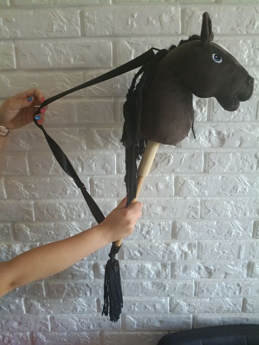 Brązowo-czarny hobby horse.