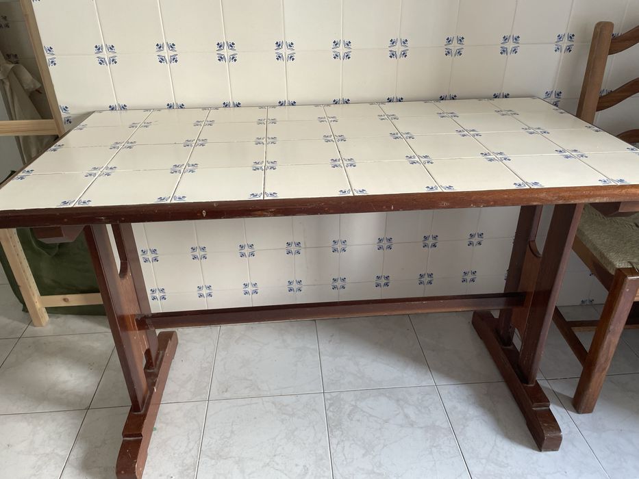 Mesa de madeira e azulejo