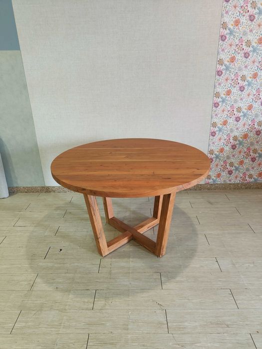 Mesa redonda Nahla de madeira maciça com acabamento em tom natural Ø 120 cm