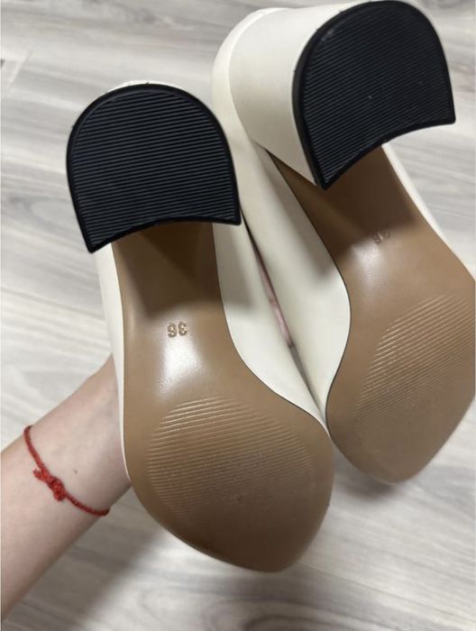 Туфельки бежеві нові