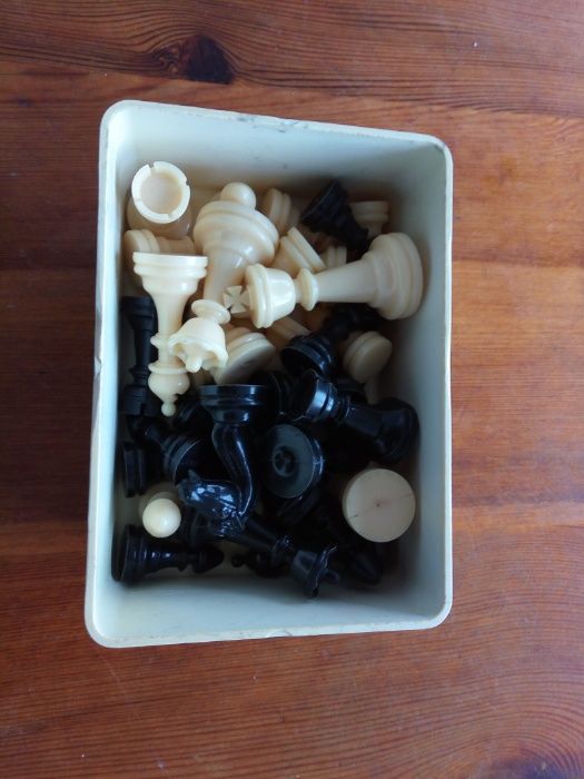 Jogo de xadres com caixa de plástico