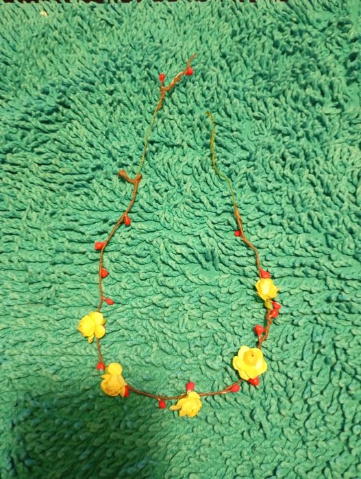 Coroa de flores em tons de amarelo