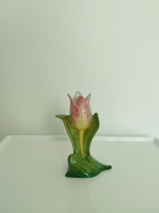 Pequeno vaso de porcelana em forma de tulipa