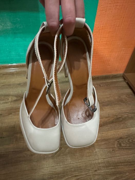 Бежеві босоніжки з натуральної шкіри 37 розміру